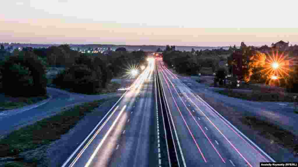 Mezarlıqqa yaqın yerde aylanma Yalta trassasınıñ yuqarısında