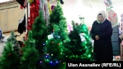 Жаңы жылдык буюмдарды сатуу кызыган кез. Бишкек шаары