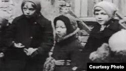 Ленинграддан алынып келген балдар. Архивдеги сүрөт.