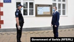 Полицейский приветствует вице-премьера Сербии Небойшу Стефановича 