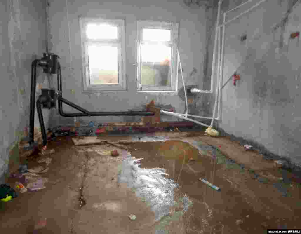 Aşgabadyň Parahat-7 etrapçasyndaky jaýlaryň gurlup, bu ýere ýaşaýjylaryň göçüp baranyna 5 ýyl çemesi wagt boldy. Emma muňa garamazdan, bu sebitde suw turbalarynyň hatardan çykmagy bilen baglanyşykly wakalara ýygy-ýygydan duş gelse bolýandygyny ýaşaýjylar gürrüň berýärler.