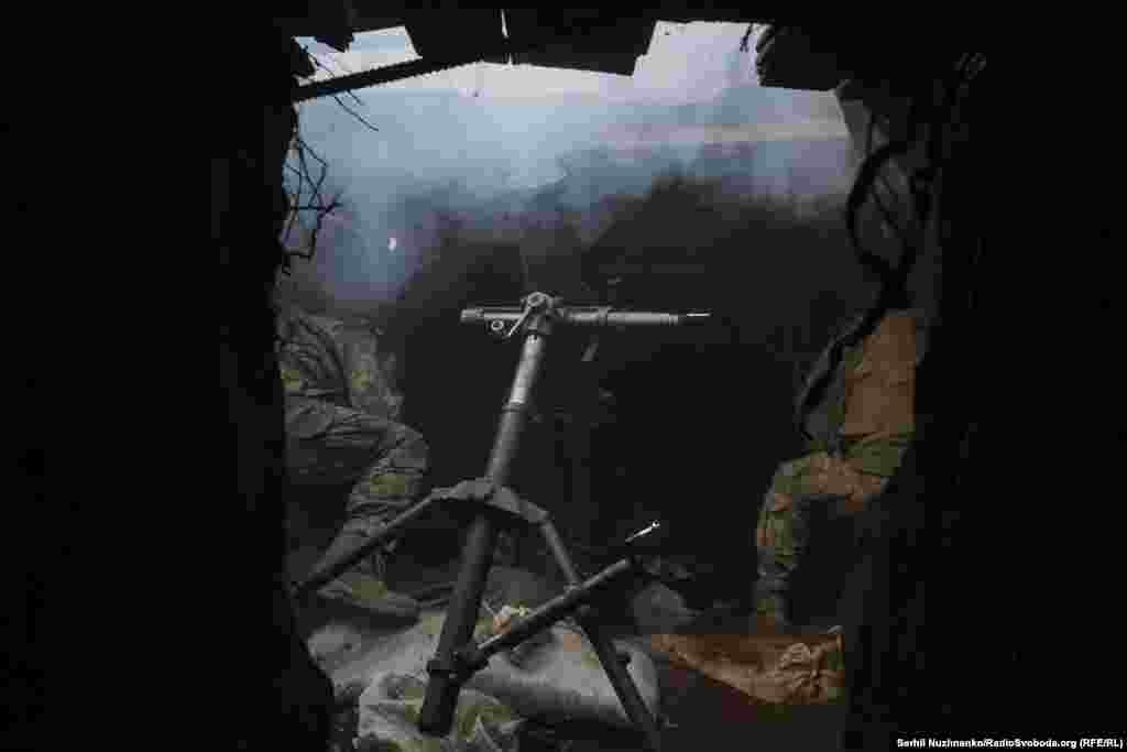 Маленький бліндаж моментально наповнюється димом, шматками землі й пилом. Важко дихати, на декілька секунд нічого не видно