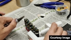 داوطلبان اوکراینی، باتری‌های سیگارهای الکترونیکی را تبدیل به شارژرهایی برای کمک به سربازان اوکراینی می‌کنند