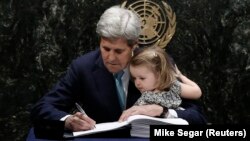 ԱՄՆ պետքարտուղար Ջոն Քերրին՝ թոռնուհու հետ, Նյու Յորքում ՄԱԿ-ի կենտրոնակայանում ստորագրում է գլոբալ ջերմացման դեմ պայքարի վերաբերյալ Փարիզի համաձայնագիրը, 22-ը ապրիլի, 2016թ․