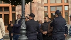 «Մենք միգրանտ չենք». ՌԴ բեռներ փոխադրող մի խումբ վարորդների բողոքի ակցիան՝ կառավարության շենքի առջև