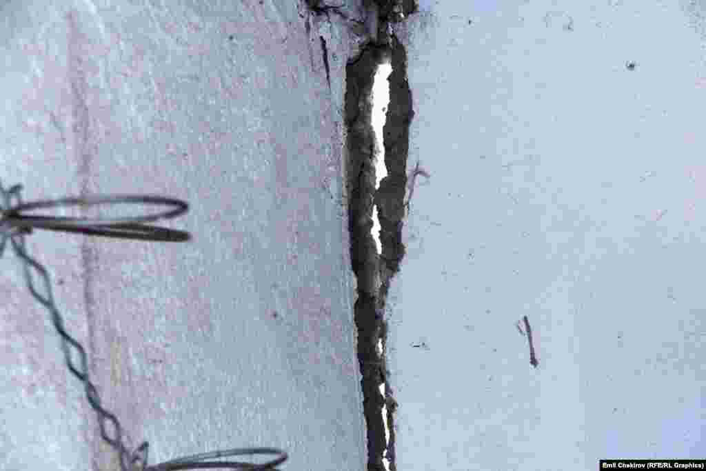 Зилзаладан жабыркаган Бөкөнбаев айылындагы IV даражадагы үйлөрдүн бири.