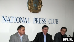 «Алға, Азаттық!» қоғамдық бірлестігінің мүшелері (солдан оңға қарай): Жиенов Бұлжанбек, Жасарал Қуанышалин, Келешек Балмағамбетов. Алматы, 23 ақпан, 2009 жыл.  