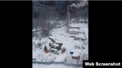 Машина сливает фекалии на землю на огороженной территории котельной, 4 февраля 2025 года