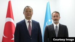 Руслан Казакбаев жана Фахреттин Алтун. 5-сентябрь, 2025-жыл. (ТИМдин сүрөтү) 