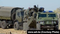 Арнайы операциядағы әскери техника үстінде отырған адамдар. Aтырау,  21 қыркүйек 2012. Сурет "Ақ Жайық" сайтынан алынды. 