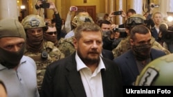 Затриманого Ігоря Мосійчука виводять із Верховної Ради, 17 вересня 2015 року