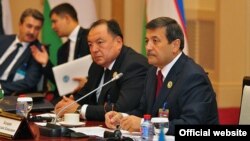 Члены семьи Мирзаевых были задержаны в рамках расследования уголовного дела, возбужденного в отношении экс-генпрокурора Узбекистана Рашида Кадырова (первый справа).  