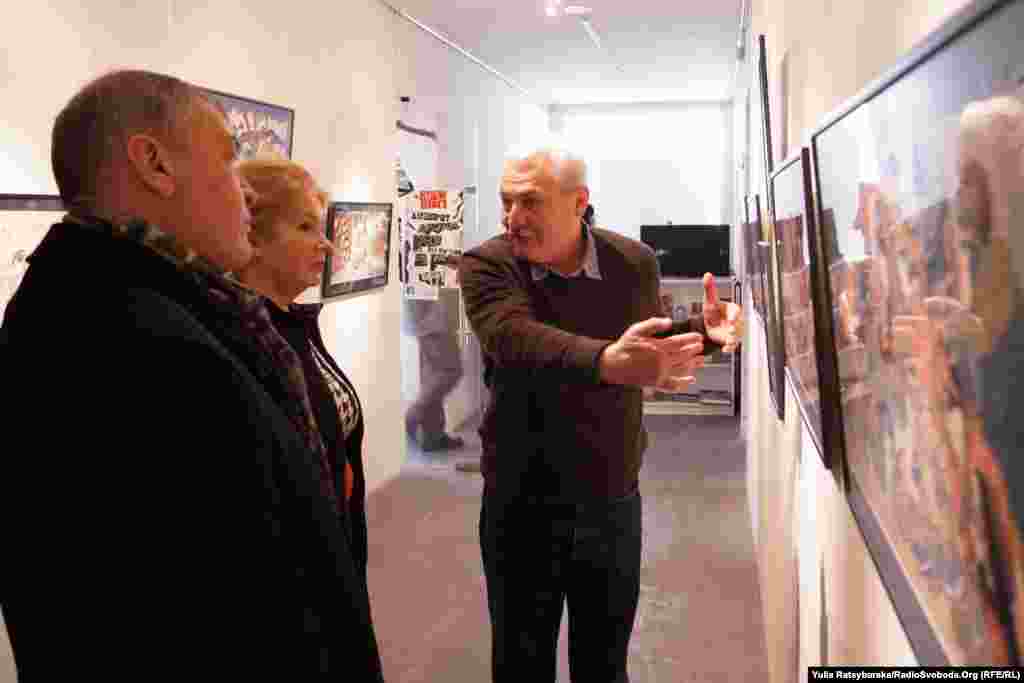 Популярно &ndash; про технологію японської гравюри. У процесі створення задіяно щонайменше три майстри &ndash; художник, що створює ескіз, різьбяр, що виготовляє дощечки (окрема &ndash; для кожного кольору) для відтисків, і власне друкар, що робить відбитки. З однієї партії дощок може бути створено 100-110 відбитків. Найціннішими вважаються перші &ndash; як найчіткіші, з високою деталізацією, розказують мистецтвознавці відвідувачам