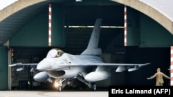 Раніше агенція Reuters, цитуючи прем’єр-міністра Бельгії Барта де Вевера, писала, що Бельгія розраховує поставити винищувачі F-16 в Україну в 2026 році