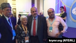 Refat Çubarov (ortada)