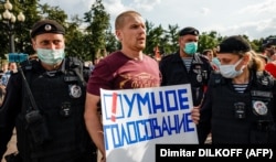 بازداشت یکی از فعالان کارزار رأی‌گیری هوشمند» در جریان یک تجمع اعتراضی در اوت ۲۰۲۱ در مسکو