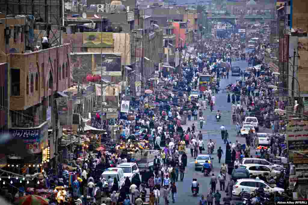 İmam Hüseyn ziyarətgahının ön hissəsi. Kərbəlanın əsas küçələrindən biri.