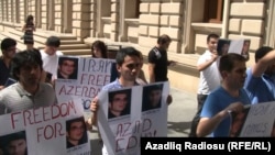 نمایی از تظاهرات روز دوشنبه روزنامه نگاران جمهوری آذربایجان مقابل سفارت ایران در باکو