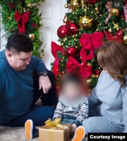 Жубайлар Бермет Анварбекова жана Азамат Доронбеков беш жаштагы уулу менен. (Сүрөт социалдык тармактагы баракчадан алынды).