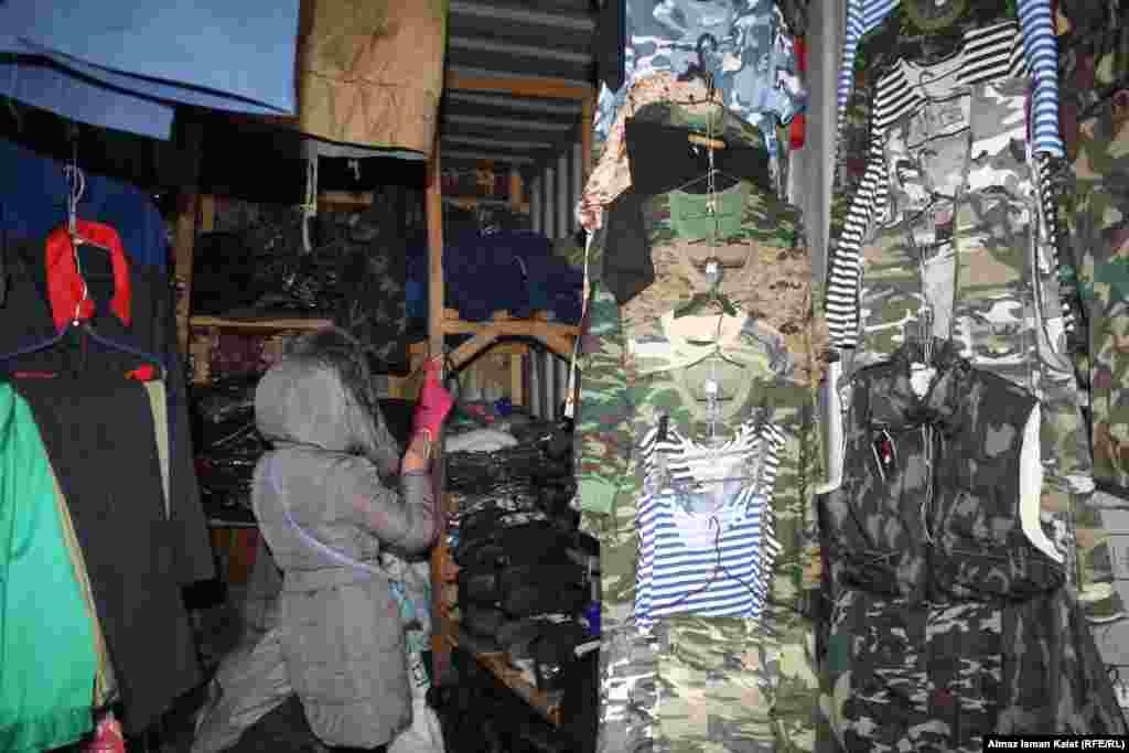 В отличие от реализаторов сувениров продацы военной униформы неохотно фотографировались