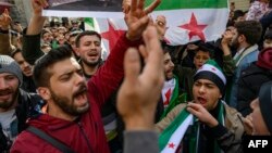 Түркиядагы сириялыктар козголоңчулар Дамаскини басып алганын майрамдап жатышат.  8-декабрь, Стамбул.