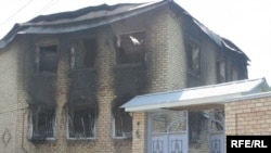 Сожженный дом бывшего президента Курманбека Бакиева в его родном селе, село Тейит, 15 мая 2010 года.