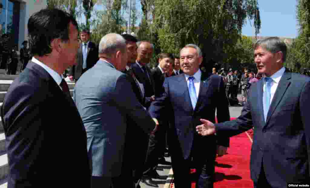 Алмазбек Атамбаев представляет членов правительства Кыргызстана Нурсултану Назарбаеву. Бишкек, 22 августа 2012 года.