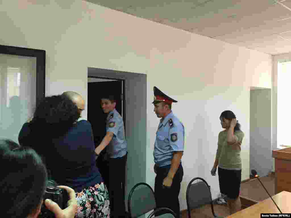 Макс Бокаев прощается с друзьями и родственниками, перед тем, как его уводят из зала суда.