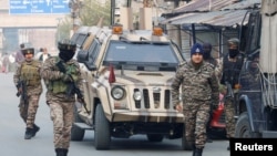 د هند تر واک لاندې کشمیر کې پوځي عسکر تر پېښې وروسته په سیمه کې ګرځي - د نومبر ۱۵مې انځور 