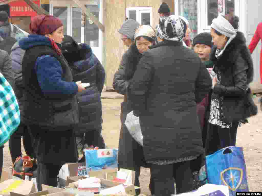 Торговцы кондитерскими изделиями перед таможенным постом.