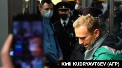 Алексей Навалний панҷ моҳ дар Олмон муолиҷа гирифт