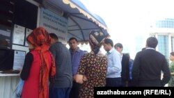 Türkmenistanda dollar nobaty