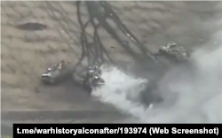 Декілька легкоброньованих БТР-82А 810-ї обрмп із десантом на борту повертають на мінне поле біля с. Погребки, Курська область РФ