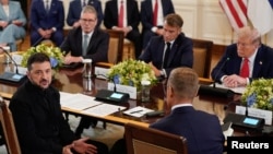 Кадър от преговорите в Белия дом между украинския перзидент Володимир Зеленски, президента на САЩ Доналд Тръмп и европейски лидери.