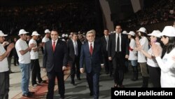 Президент Серж Саргсян (справа) и лидер «Оринац еркир» Артур Багдасарян (слева) на мероприятии, посвященном 15-летию учреждения партии, 20 марта 2012 г.