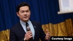 Айбек Теңизбаев.