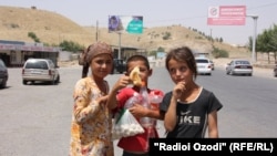 Летние каникулы школьников вдоль автотрассы Душанбе-Куляб