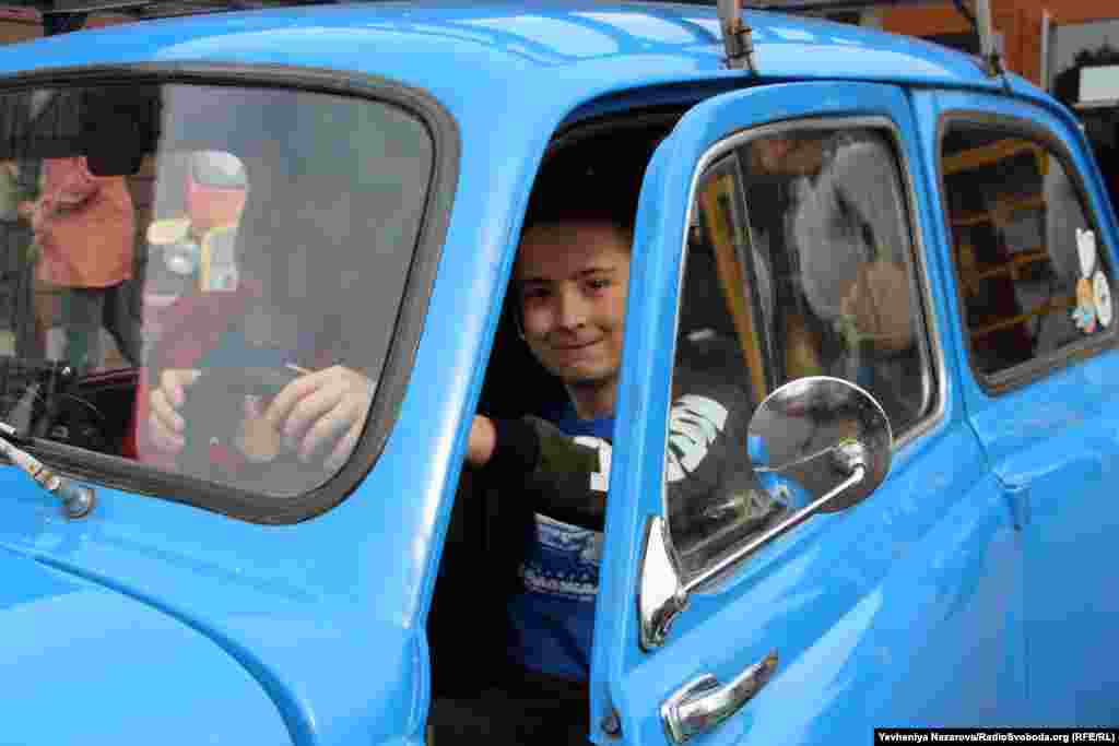 Перші &laquo;запорожці&raquo; коштували відносно недорого &ndash; 960 тодішніх карбованців, тому швидко здобули популярність, яку не втратили і до сьогодні. Охочих посидіти за кермом ретро автомобілів під час святкування 60-річчя легендарної машини не бракувало