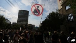 Detalj sa jednog od protesta u Beogradu, jun 2025. godine.