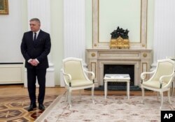 Premierul slovac Robert Fico așteptându-l pe Vladimir Putin la Kremlin, în timpul precedentei sale vizite la Moscova, pe 22 decembrie 2024.