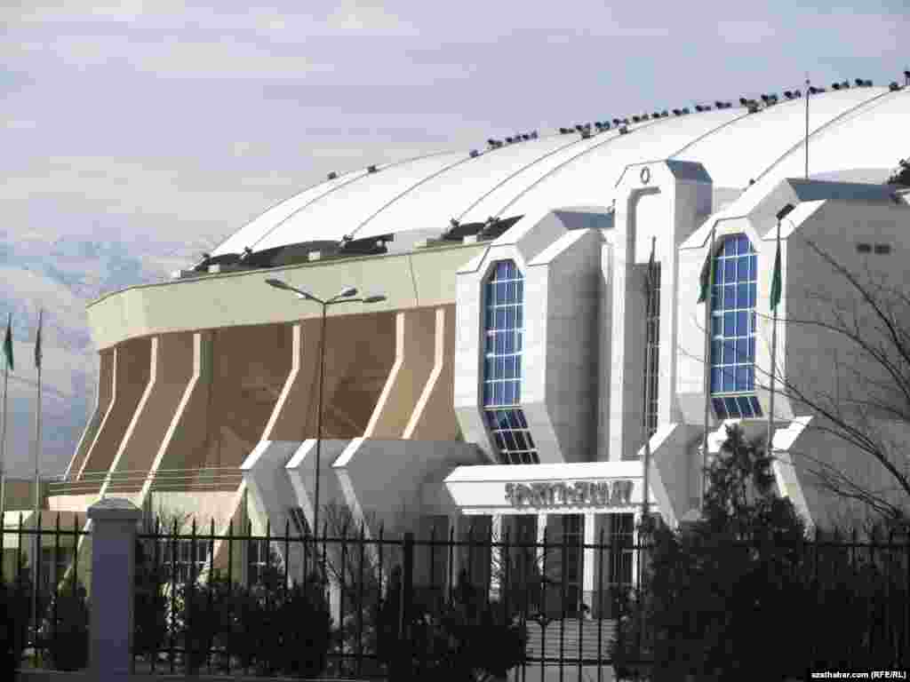 Abadan stadionynyň esasy girelgesi.