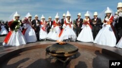 Үйлөнүп жаткан жаштар. Кыргызстан.