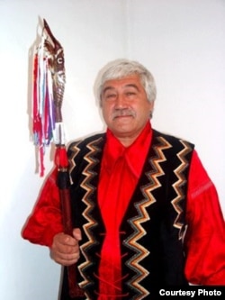 Профессор Астайбек (Виктор) Бутанаев хакас улуттук кийими менен.