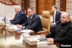 Міністар замежных спраў Украіны Андрэй Сыбіга, кіраўнік офісу прэзыдэнта Ўкраіны Андрэй Ярмак і міністар абароны Ўкраіны Рустэм Умераў (зьлева направа)