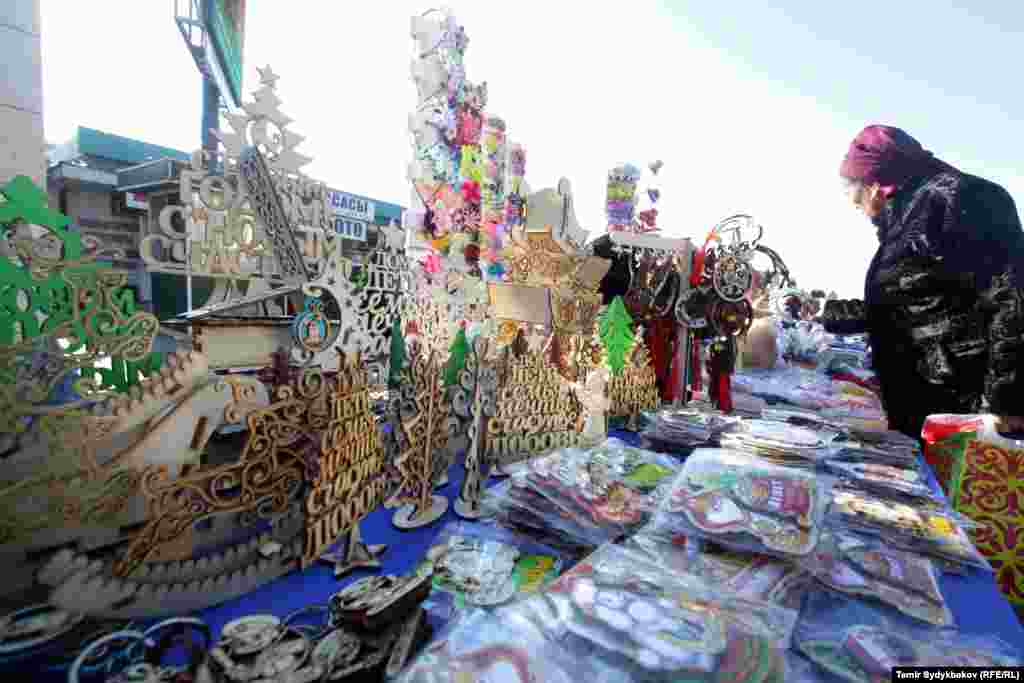 Жаңы жылдык балатыны кооздоо арзан болбойт. Бир метрге чейин балатыны кооздогонго орточо 2000-3000 сом кетет.