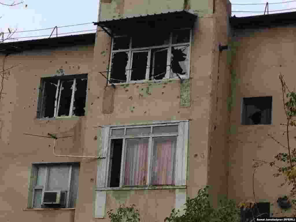 22-октябрда түнкү саат 10дор чамасында Достук кичи районундагы көп кабаттуу №8 үйдө Алтынбек Итибаев атып өлтүрүлдү. Ал милицияга каршы автомат жана тапанчадан ок жаадырган. Атышуу үч саатка созулган.&nbsp;