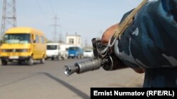 Polisiýanyň ofiseri Gyrgyzystanyň Oş şäherinde gözegçilik mahalynda, 27-nji oktýabr.