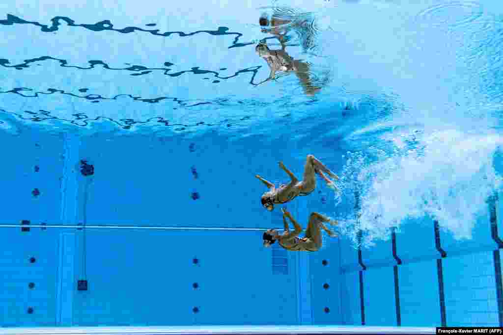 Сууда көркөм сүзүү боюнча мелдештер бассейнде өтөт. Мында спортчулар музыканын коштоосунда синхрондуу түрдө ар түрдүү кыймыл аракеттерди жасашат.&nbsp;