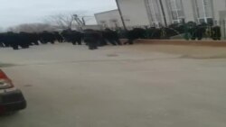 Сардобада уйсиз қолганлар ҳокимлик олдида навбат кутмоқда