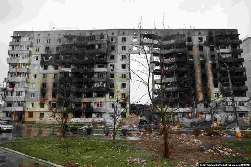 Більшість багатоквартирних будинків було демонтовано в кінці 2022- початку 2023 року / На фото праворуч – квітень 2025 року